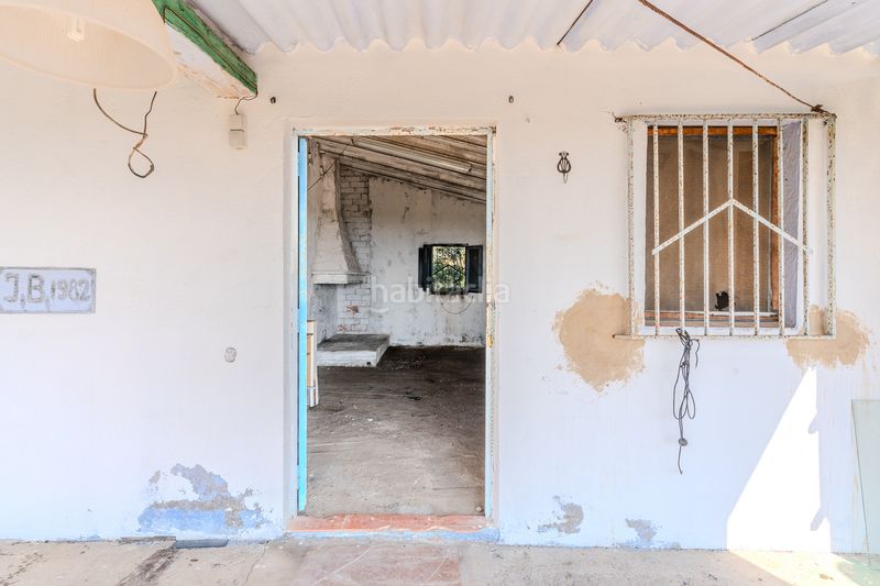 Foto 2b0f12d0-4178-49f4-83c3-46b02e3869fd. Masia amb xemeneia a Perelló (El)