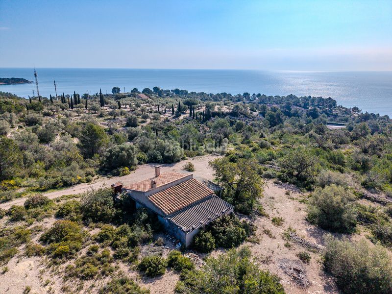 Foto 31a83e5e-4cfe-4963-9141-fc97f9c8748c. Masia amb xemeneia a Perelló (El)