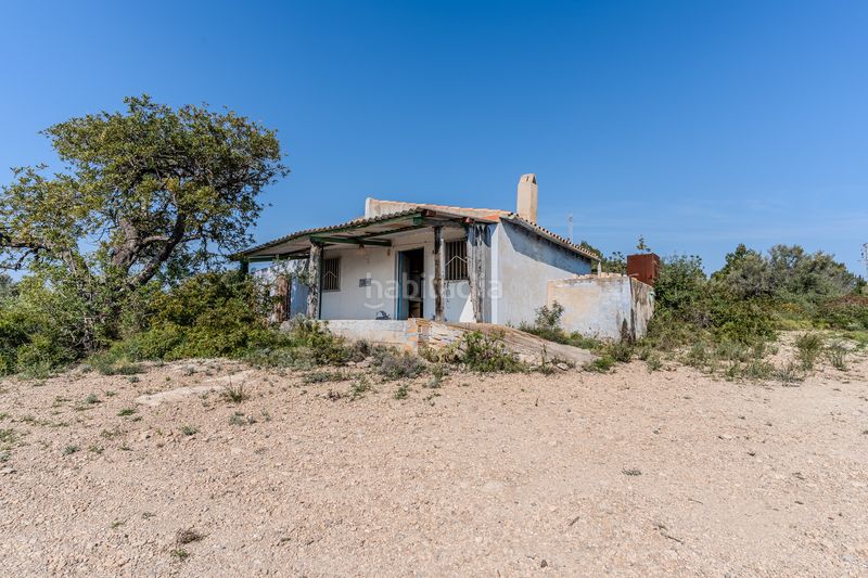 Foto 6c3bbc66-02ea-49f9-8981-11e213beb5a5. Masia amb xemeneia a Perelló (El)