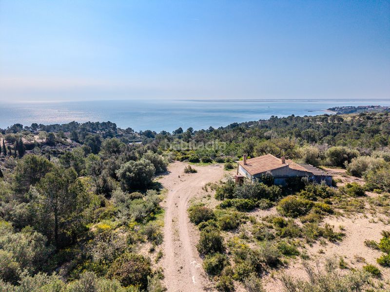 Foto 88d490b8-3290-480b-99d3-80deba2561a8. Masia amb xemeneia a Perelló (El)