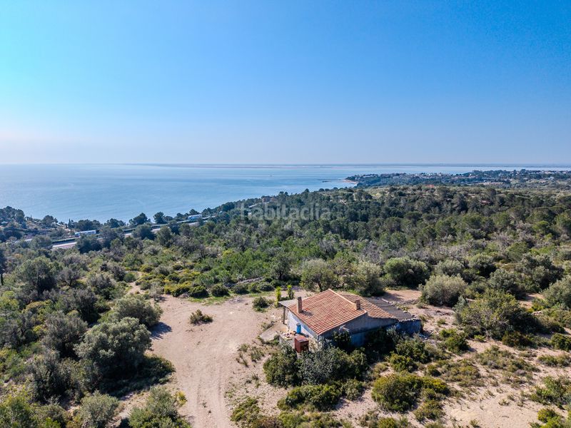 Foto 9ad76e3a-6086-47d4-a558-dc6c7507f754. Masia amb xemeneia a Perelló (El)