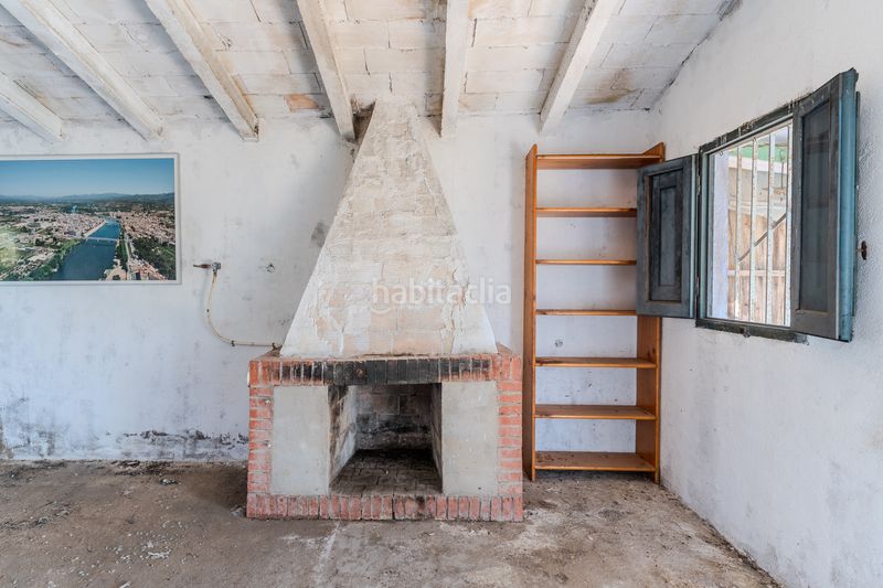 Foto 9e97d563-d9f3-4e01-8552-145856d2e664. Masia amb xemeneia a Perelló (El)