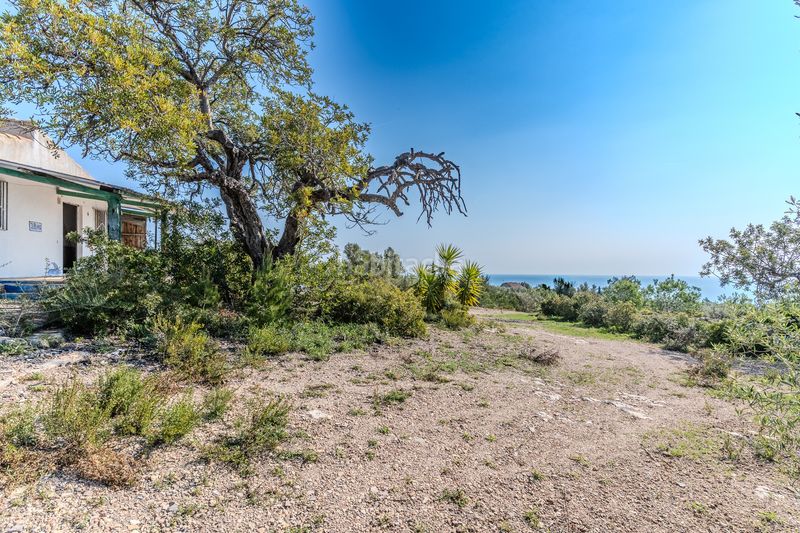 Foto a460db74-4663-42e6-a770-c6167b1de934. Masia amb xemeneia a Perelló (El)