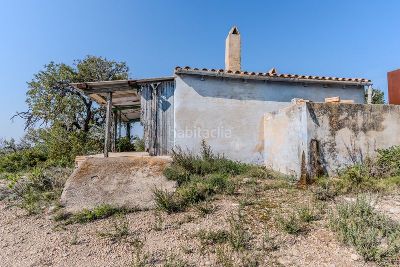 Foto a9207f94-b93a-463d-a2b6-c41cd069b758. Masia amb xemeneia a Perelló (El)