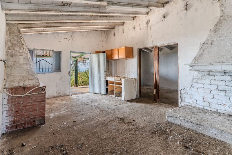 Foto c1ec3da0-ba8c-4f3f-8325-9ec3a8e0b394. Masia amb xemeneia a Perelló (El)