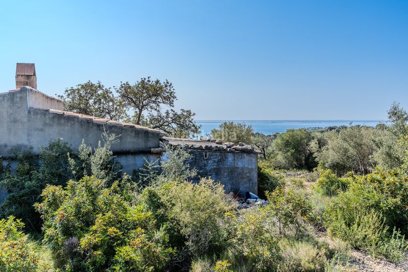 Foto dc7efa90-3f3f-4248-9350-83536b027502. Masia amb xemeneia a Perelló (El)