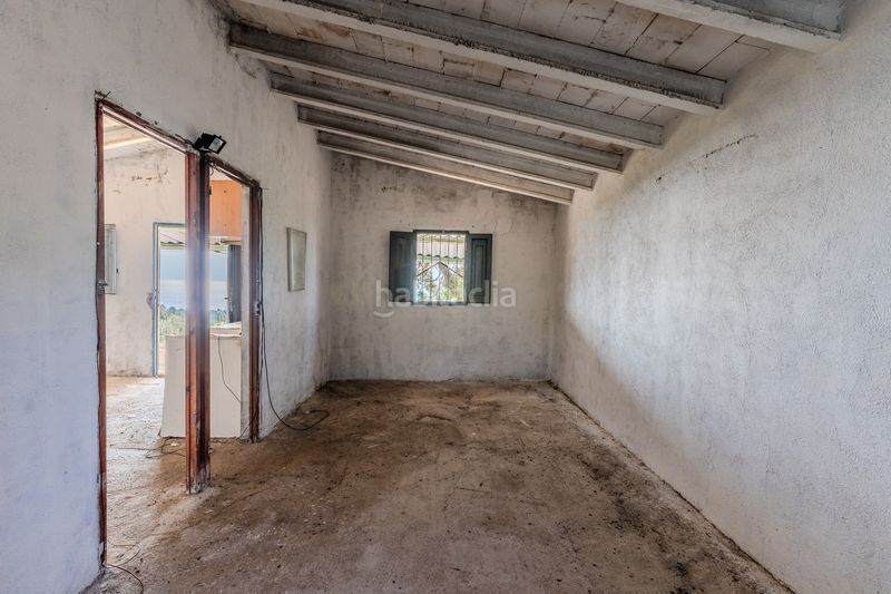 Foto f1a0b57e-dea5-45a8-a5da-384d8f973593. Masia amb xemeneia a Perelló (El)