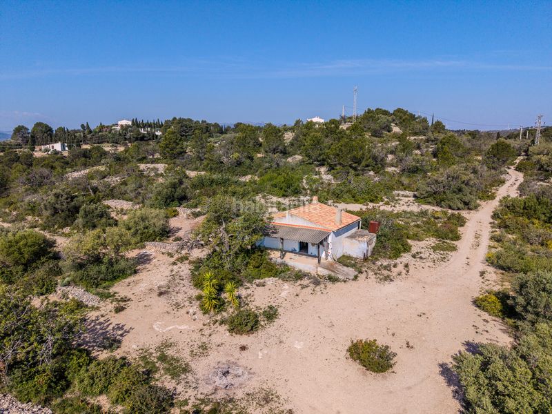 Foto fc8c8581-7aa5-48fc-9fe3-8ca289bfe218. Masia amb xemeneia a Perelló (El)