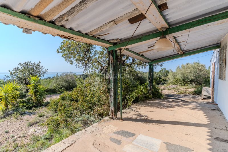 Foto fcc6dafa-243f-4c89-a325-2b2fd64d771f. Masia amb xemeneia a Perelló (El)