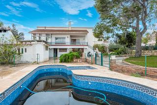 Xalet  Carrer rovell. Chalet con gran parcela en tres calas