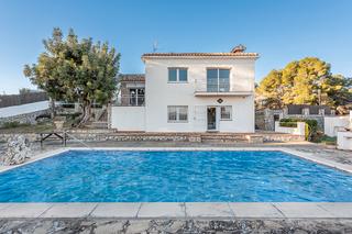 Xalet  Carrer de la garnatxa. Chalet con piscina y pista de tenis els cards
