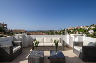 Apartament a Aloha. Elegancia mediterránea, vistas al mar y seguridad serena