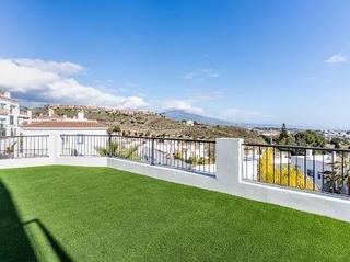 Apartament a Puerto de Estepona. Amplio apartamento en planta baja en el paraíso pueblo, benahaví