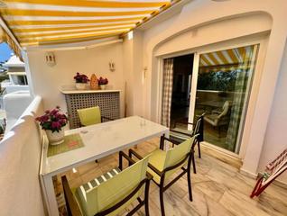Apartament a Santa María. Elegante apartamento de 2 habitaciones en elviria un refugio tra