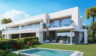 Casa adossada a San Pedro de Alcántara Pueblo. Villa adosada contemporánea con piscina privada  san pedro