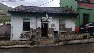 House  N/a. Casa para reformar con buhardilla y vistas al río, a 5 min del c