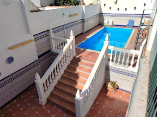 Casa aparellada  Calle san marcos. Se vende casa con patio y piscina en centro de mancha real