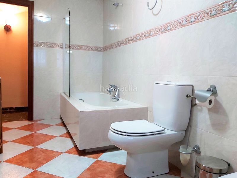 Foto a6ee271f-b2fb-4271-9ced-77aa28c9e202. Edificio se vende edificio con cochera y 2 pisos para entrar a vivir en Mancha Real