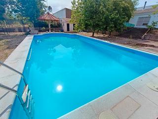 Xalet a Avenida de torres 54. Se vende terreno con chalet y piscina en mancha real