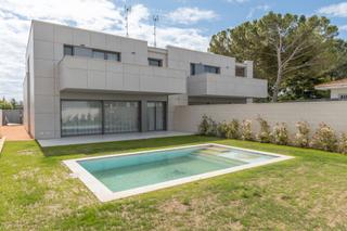 Casa adossada a Carrer albert coma i estadella 14. Habitatge 1