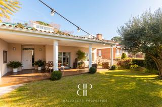 Chalet  Carrer santiago rusiñol. Casa ideal familias que buscan un espacio único.