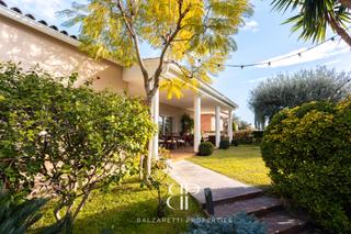 Chalet à Carrer santiago rusiñol 18. Impresionante casa en venta con piscina privada, jardin y vistas
