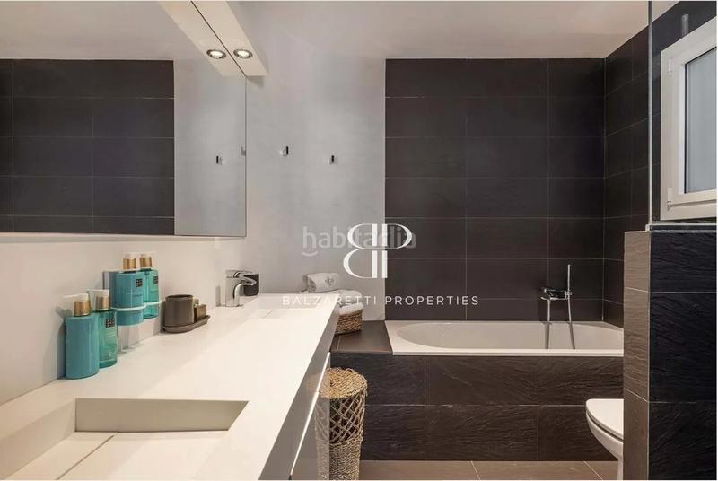 Foto f9c5a6dc-a3cf-4906-8cb5-b09c3f94f826. Alquiler piso amplio piso en rambla catalunya, totalmente exterior, 3 habitaciones en Barcelona