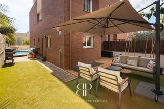 Chalet  Carrer lluís maria xirinacs. Casa con piscina privada en tiana