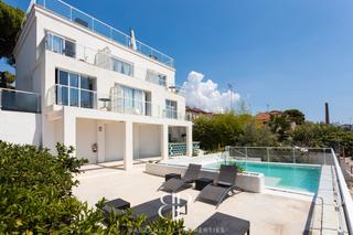 Building in Carrer Montgat