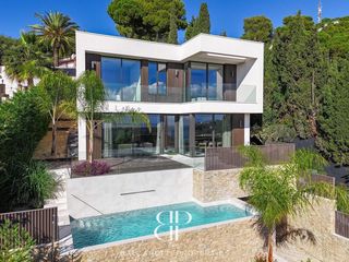 Chalet  Carrer margarida xirgu 1. Casa de obra nueva, con vistas panorámicas al mediterráneo, jard