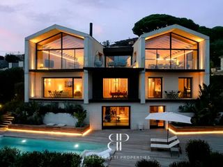 Chalet in Cabrils. Impresionante villa con vistas panorámicas al mar, jardín, pisci