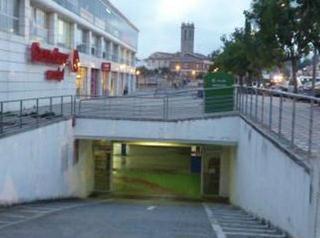 Aparcament cotxe a Santiago rusiñol 93. Garaje en venta