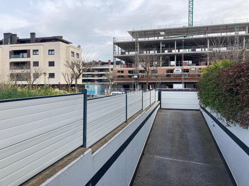 Foto ded146f7-93d4-4609-8405-8b5d81835f08. Aparcament cotxe a río molinos a Lardero