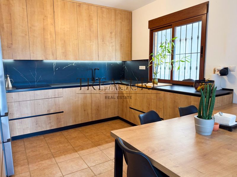 Foto d7eca9ac-b67c-4fd0-88d2-bc9db54fc618. Casa aparellada amb aparcament piscina a Roldán Torre - Pacheco