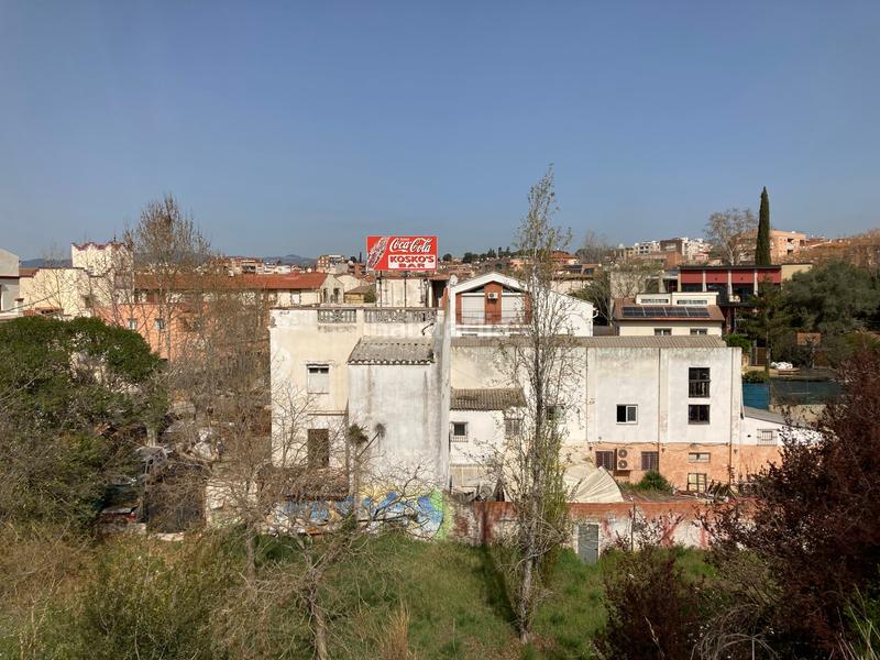 Foto 19618bf8-6110-4e8b-b6ba-d1ba06007577. Edifici a onze de setembre 17 a Montmeló