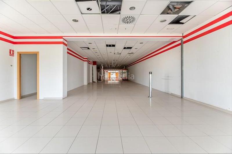 Foto ad71f298-c156-40f4-9dd5-cbc800c98421. Locale commerciale in viveiro 17 in Valadouro (O)