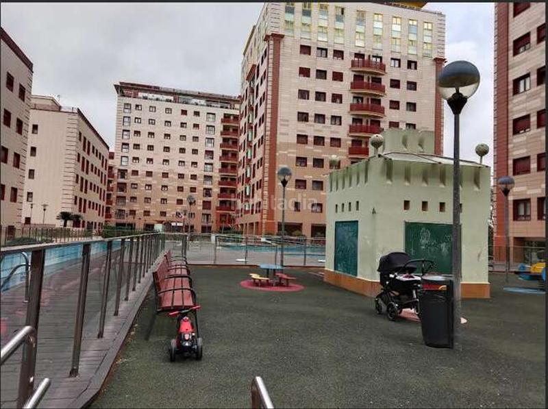Foto 7361f558-414a-4dfc-a737-27f5fc627e9d. Piso estupendo piso en urbanización con pisicina en los bermejales!! en Sevilla