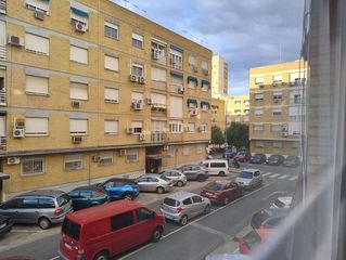 Pis  Santa maría del rocío. Piso de 3 dormitorios con ascensor en sevilla, muy bien conserva