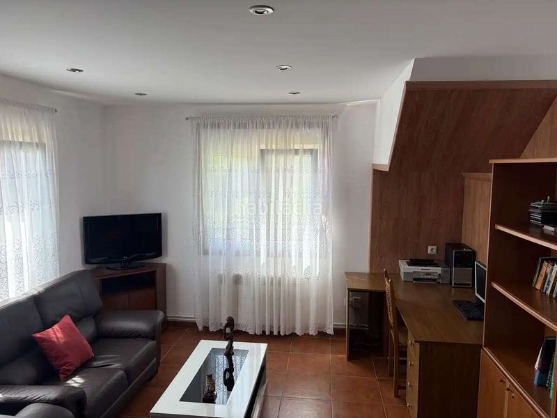 Foto eee9a164-17bf-4c9d-a454-83868ec853f5. Casa adossada a Oroso