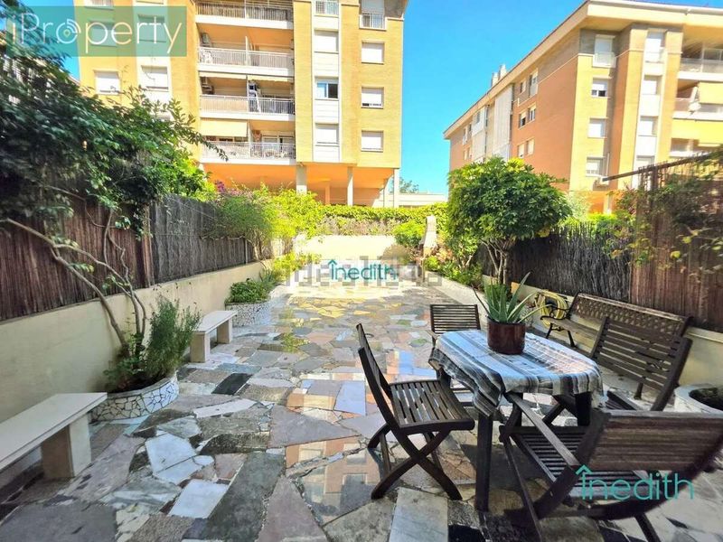 Foto a6e1a95e-f1fe-4d4d-9708-deccfc2feeab. Casa adossada amb aparcament piscina a Torrent Ballester Viladecans