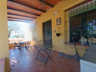 Chalet in Umbrete. Encantadora vivienda rústica reformada con piscina, jardín y ene