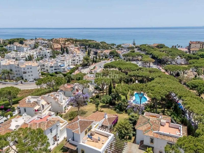 Foto c416d701-a7c5-427e-ac20-e359221652ae. Casa adossada amb piscina a Calahonda Mijas