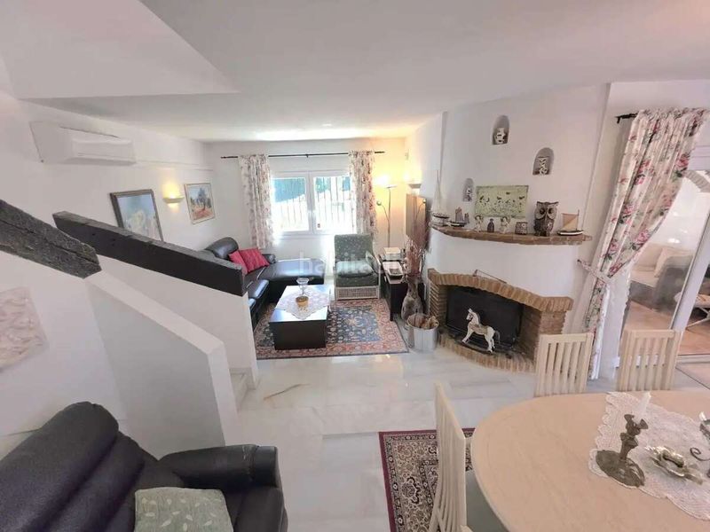 Foto eb9daa4a-57ea-4816-a596-01bea45200c8. Casa adossada amb piscina a Calahonda Mijas
