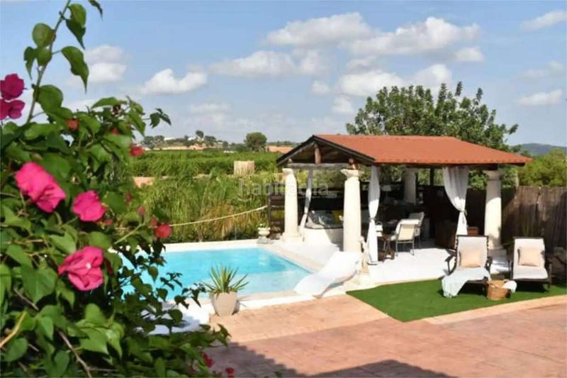 Foto a480b9ce-81d4-49e2-9d57-59c9e7923a5e. Casa adossada amb piscina a Pedralba