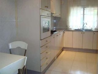 Chalet in Llinars del Vallès. Casa céntrica con jardín privado, trastero y garaje para dos coc