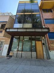 Casa adosada en Valleaguado-La Cañada. Edificio comercial de tres plantas con posibilidad de cambio de