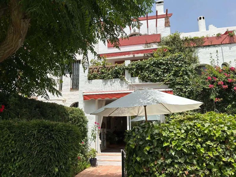 Foto 204c6410-dcd8-41b9-9e2d-b35d7b6c604c. Casa adossada amb aparcament piscina a Bel - Air Estepona