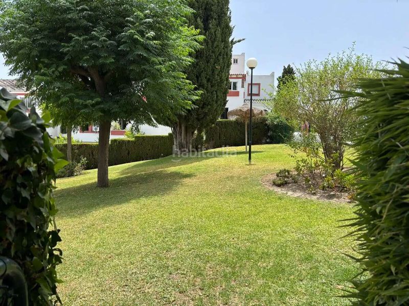 Foto 2bf9421a-cfc9-4e03-b0a9-81dca6cda820. Casa adossada amb aparcament piscina a Bel - Air Estepona
