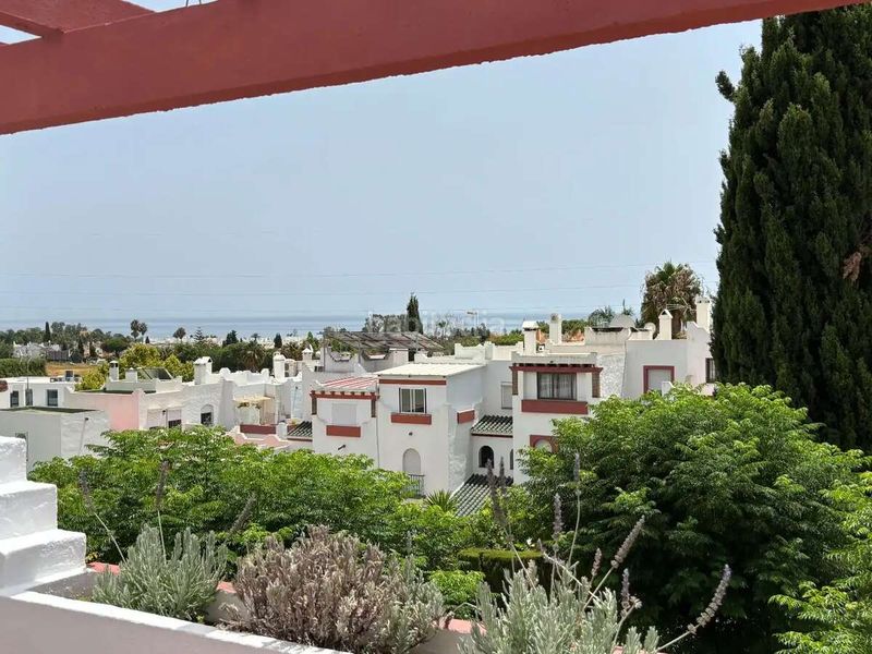 Foto c8dfcb30-fef2-4a97-b699-85960e46e475. Casa adossada amb aparcament piscina a Bel - Air Estepona