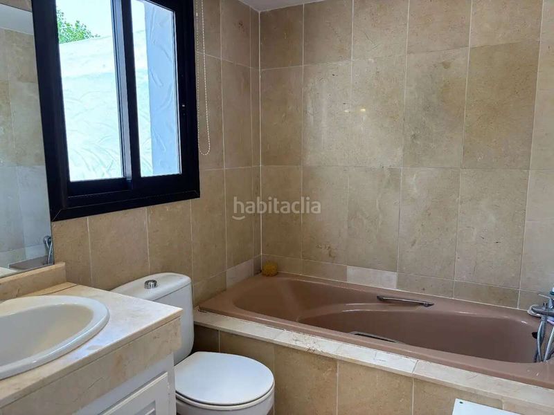Foto e28cf8c7-63b8-43e3-838a-9a288ca742d9. Casa adossada amb aparcament piscina a Bel - Air Estepona